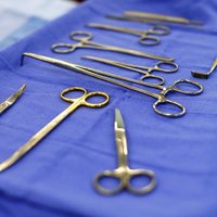 Pētījums: Latvijā sarežģītas operācijas nereti veic mazajās slimnīcās