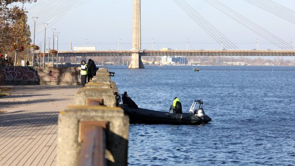 Daugavā iebraukusi un nogrimusi automašīna - 5