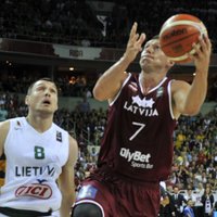 Foto: Latvijas izlase spēlē pret Lietuvu gūst tikai 49 punktus