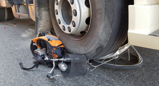 Video: Kā velosipēdistam un kravas automašīnai sadzīvot uz viena ceļa