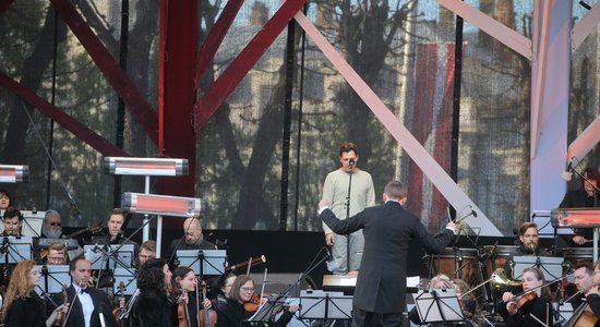 Foto: Uz kopības un pacilātības viļņa izskanējis svētku koncerts 'Dziesmotā rezolūcija'