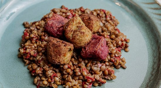 Dārzeņu kroketes ar lēcu ragū un jogurta mērci