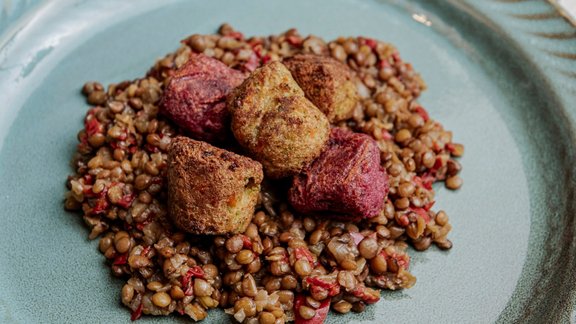 Dārzeņu kroketes ar lēcu ragū un jogurta mērci