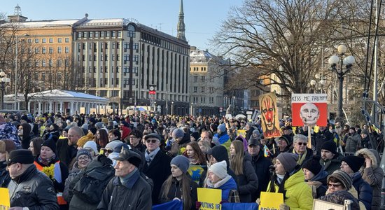 ФОТО. "Не будет покоя, пока не настанет мир": у Памятника Свободы собрались люди в поддержку Украины