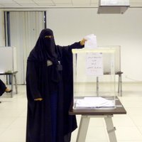 Vēlēšanās Saūda Arābijā sieviete pirmo reizi izcīna vietu pašvaldībā