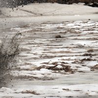 Lai novērstu plūdus Krāslavā, Daugavā spridzina ledu