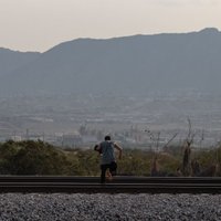ASV saskaras ar bezprecedenta migrantu skaitu pie Meksikas robežas, atzīst amatpersona