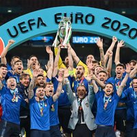 Itālijas futbolisti dramatiski izcīna savu otro Eiropas čempionu titulu