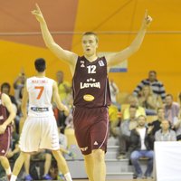 Latvijas U-18 basketbolisti ar zaudējumu Lietuvas vienaudžiem uzsāk Eiropas čempionātu