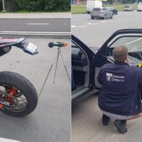 Policijas reids Rīgā – motobraucēji ar paštaisītām numurzīmēm; autovadītāji plēš nost logu tonējumu