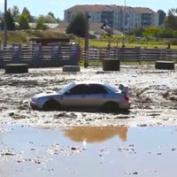 Video: 'Subaru Impreza' neticami izkārpās no dubļu bedres