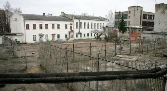 Nožņaudza klasesbiedreni ar bizi un līķi paslēpa mežā – turpmākos 14 gadus pavadīs cietumā