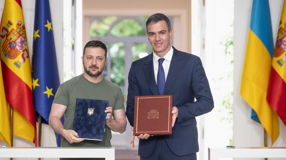 Ukrainian President Volodymyr Zelensky and Spanish Prime Minister Pedro Sanchez 