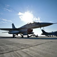 Kalifornijā F-16 iznīcinātājs nogāzies uz noliktavas