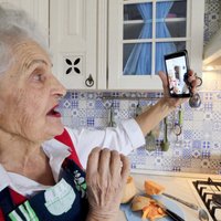 Рижские пенсионеры, которым одиноко и хочется поговорить, могут звонить по специальному телефону