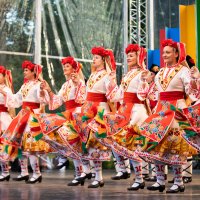 Foto: Dzegužkalnā krāšņi atklāts tautas deju festivāls 'Sudmaliņas'