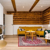 Skaistākā māja Igaunijā: melnā pirts, indīgi zaļa virtuve un guļbaļķu vasaras namiņš
