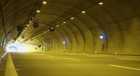 ВИДЕО: Летчик установил рекорд, пролетев через два автомобильных тоннеля