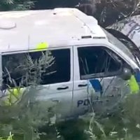 Video: Dzenoties pakaļ dzērājšoferim, policijas auto iebraucis grāvī