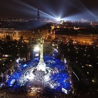 Foto, video: Brīvības piemineklis no putna lidojuma svētku priekšvakarā