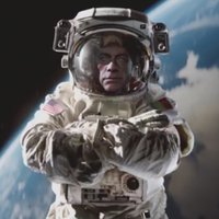 Interneta hits: Van Damme taisa špagatu kosmosā