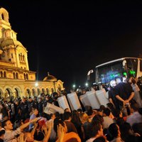 Bulgārijas policija atbrīvo parlamentā iespundētos politiķus
