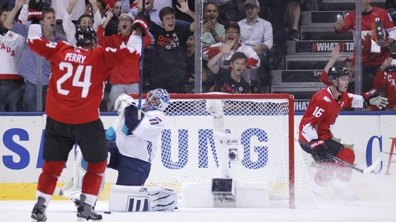 Canada Corey Perry (24), Jonathan Toews (16), Jaroslav Halak 