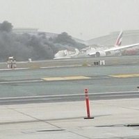Dubaijā pasažieru 'Boeing 777' veic ārkārtas nolaišanos un aizdegas