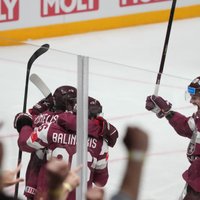 Noskaties: Latvijas hokejisti vēsturiski izcīna vietu PČ pusfinālā