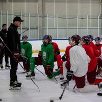 Foto: Latvijas U-20 hokejisti aizvada pirmo kopīgo ledus treniņu