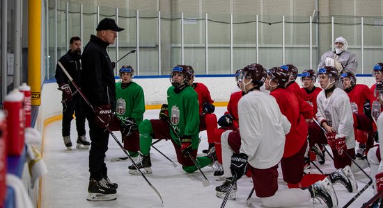 Foto: Latvijas U-20 hokejisti aizvada pirmo kopīgo ledus treniņu