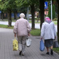 Arī 200 eiro pabalsts pensionāriem netiks pakļauts parādu piedziņai, taču tiesu izpildītāji ir jāinformē
