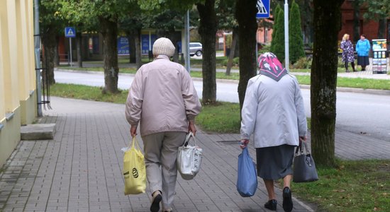 Noraida priekšlikumu pensionāriem piešķirt vienreizēju 200 eiro pabalstu