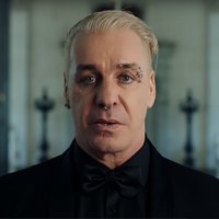 Лидер Rammstein выпустил снятый в Эрмитаже клип на советскую песню