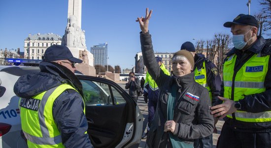 Par karu slavinošu simbolu izmantošanu aizturētajai mājsaimniecei liedz izbraukt no valsts