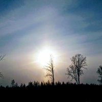 Foto: Debesīs pie Valmieras greznojas krāšņs Saules halo