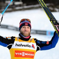 Norvēģu slēpotājam Sundbijam diskvalifikācijas dēļ atņem uzvaru Pasaules kausā
