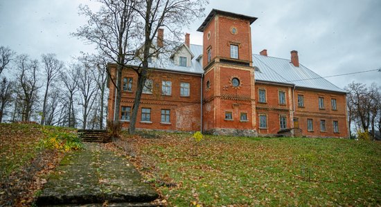 ФОТО. Окруженный романтической историей Красный замок в Гулбене