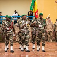 Foto un video: Kā Latvijas karavīri stiprina vietējo armiju Mali