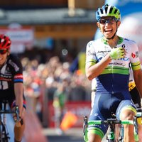 Čavess uzvar 'Giro d'Italia' smagākajā posmā; kopvērtējuma līderpozīciju pārņem Krēšvēks