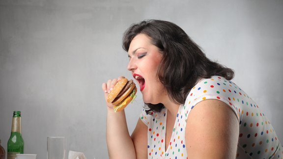 resnums diēta tauki aptaukošanās hamburgers ēdiens diet fat woman food