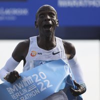 Kenijas skrējējs Kipčoge labo pasaules rekordu un uzvar Berlīnes maratonā