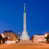 У памятника Свободы посадят 1200 тюльпанов в форме надписи "Я люблю Латвию"