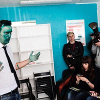 Foto: Navaļnijs ar zaļi noķēzītu seju tiekas ar atbalstītājiem