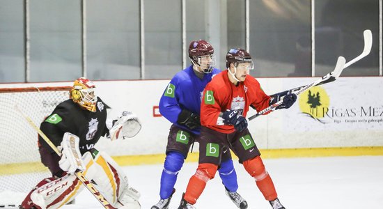 Foto: Latvijas hokeja izlase gatavojas 'Euro Ice Hockey Challenge' turnīram Dānijā