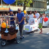 ФОТО, ВИДЕО: Это надо было видеть - парад колясок в форме карет, машин и избушек