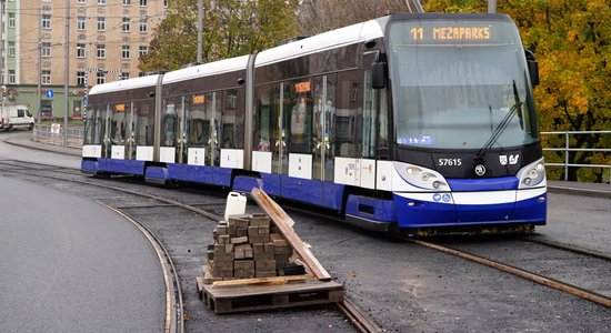 11. tramvajs sāks kursēt pa abām Brasas tilta joslām