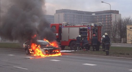 ВИДЕО: Ни с того, ни с сего напротив Elkor Plaza полыхнул автомобиль