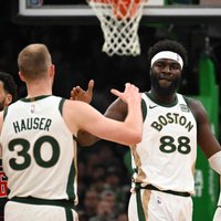 Latvieši nespēlē; 'Celtics' un 'Hornets' ar uzvarām noslēdz NBA pamatturnīru