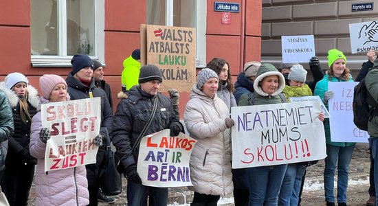 Foto: Piketā pret mazo lauku skolu slēgšanas sanākuši teju 50 cilvēki